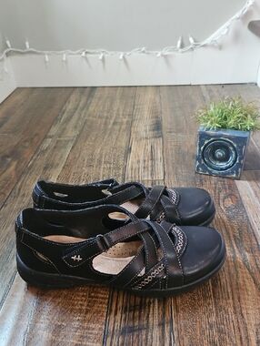 Clarks Black Leather Cross-Strap Comfort Flats